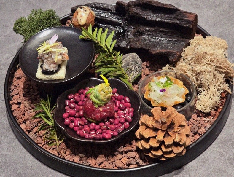 WOOHANA Yeouido · the signature Hanwoo showing — marbled beef cuts and caviar presented in a display chest