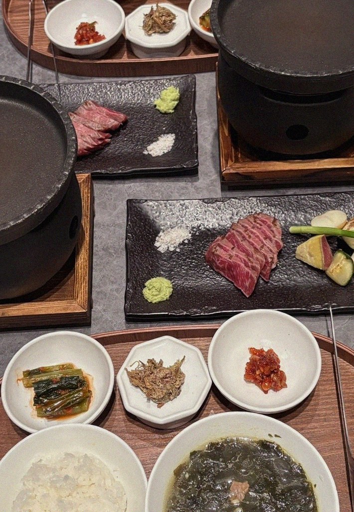 WOOHANA Yeouido · the signature Hanwoo showing — marbled beef cuts and caviar presented in a display chest