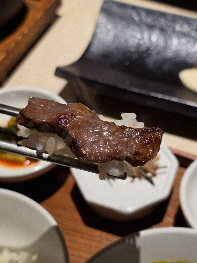 WOOARA Gwanghwamun · premium marbled Hanwoo beef presented before grilling