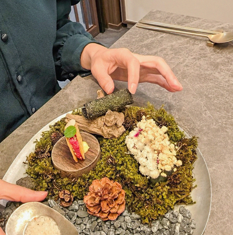 고우가 여의도점 · 여의도 회식 · 정갈하게 차려진 반찬과 곁들임 찬