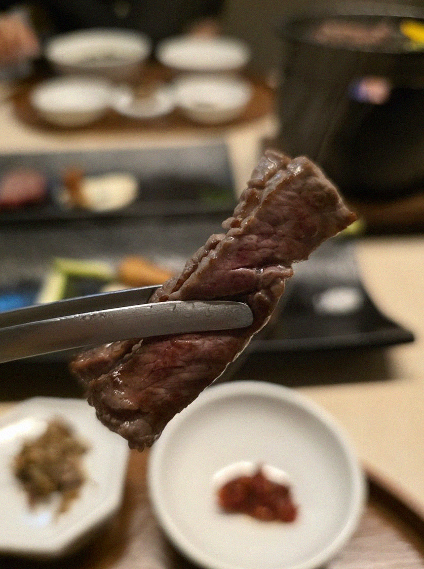 우아라 광화문점 · 광화문 콜키지프리 · 마블링이 살아있는 프리미엄 한우 쇼잉