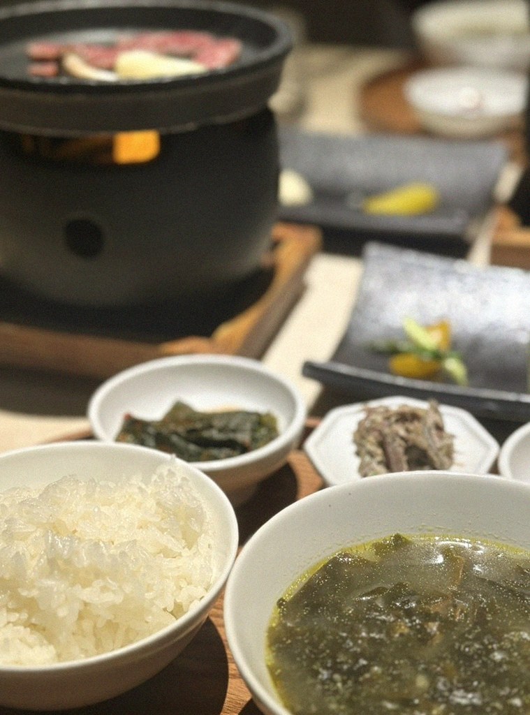 우아라 광화문점 · 광화문 콜키지프리 · 정갈하게 차려진 반찬과 곁들임 찬