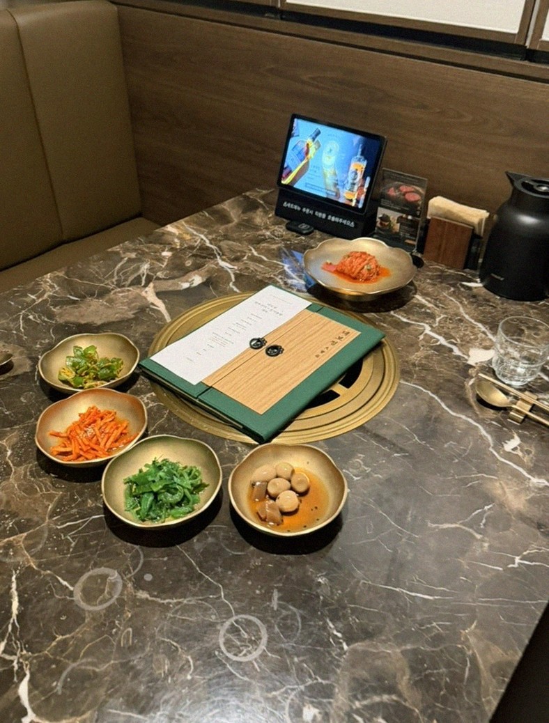 DAEBOJUNG City Hall · the full Hanwoo omakase table