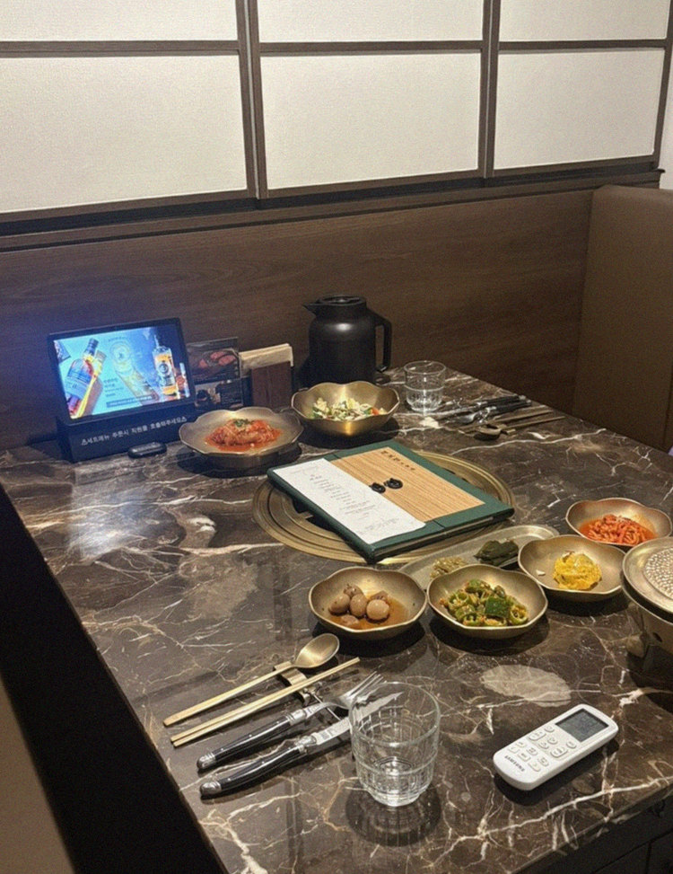 DAEBOJUNG City Hall · the full Hanwoo omakase table