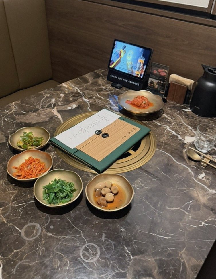대보정 여의도점 · 여의도 소고기 · 한 상 가득 차려진 한우 오마카세 코스