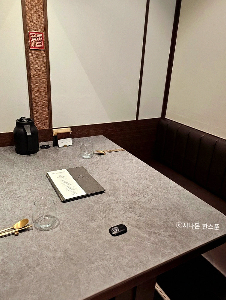 고우가 역삼점 강남 · 강남 한정식 · 시그니처 한우 쇼잉 — 진열함에 담긴 마블링 한우와 캐비아
