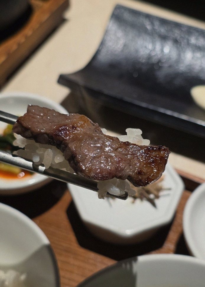 WOOARA Gwanghwamun · premium marbled Hanwoo beef presented before grilling