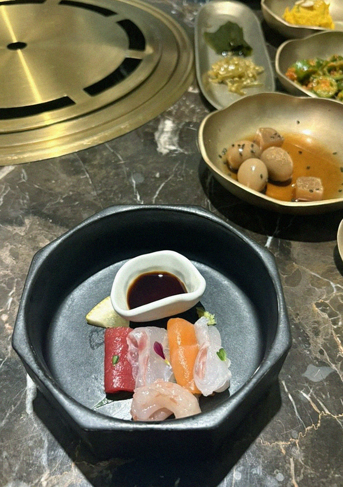 DAEBOJUNG Yeouido · the signature Hanwoo showing — marbled beef cuts and caviar presented in a display chest