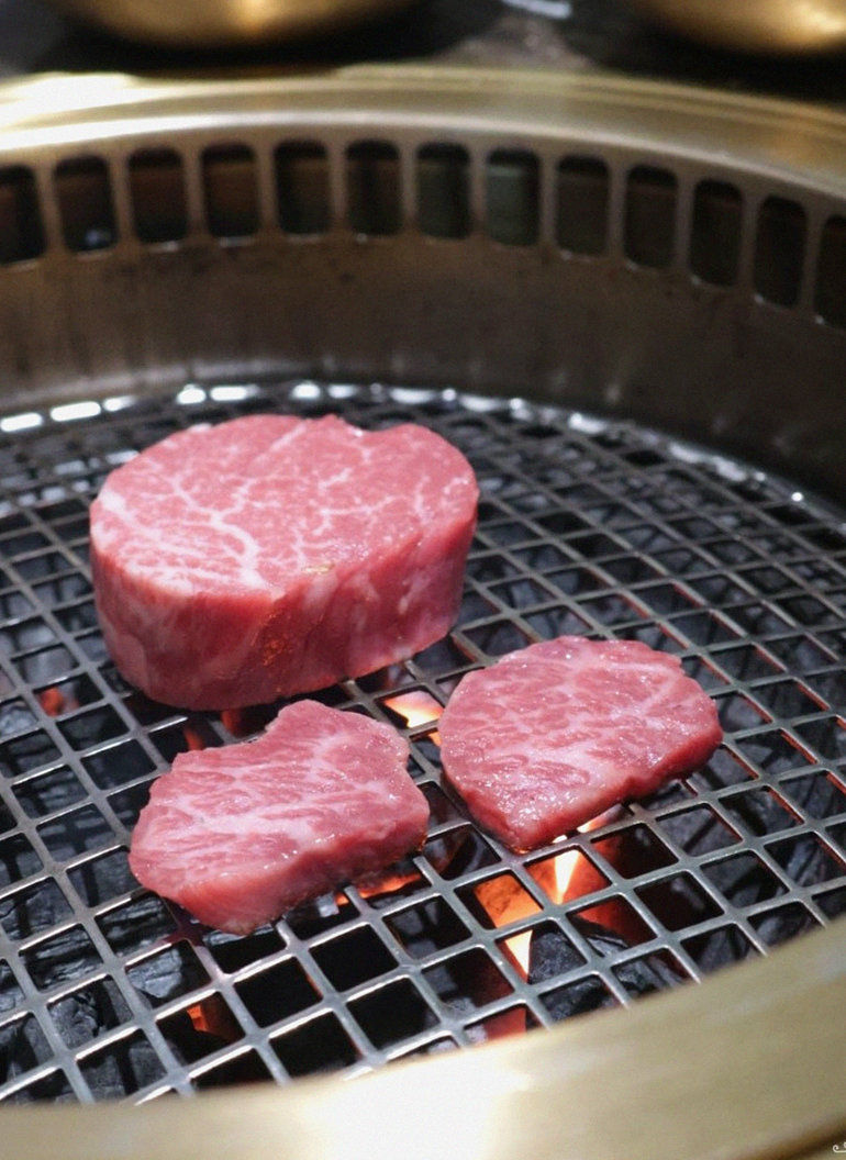 DAEBOJUNG Yeouido · Hanwoo beef grilling over binchotan charcoal