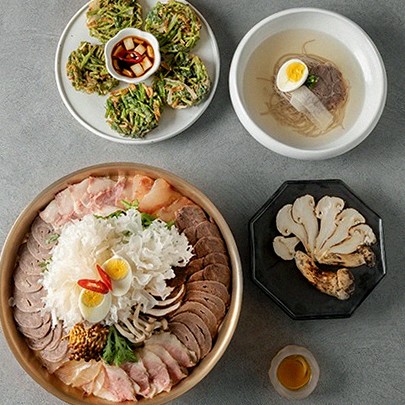 DAEBOJUNG Yeouido · seafood course served alongside the beef