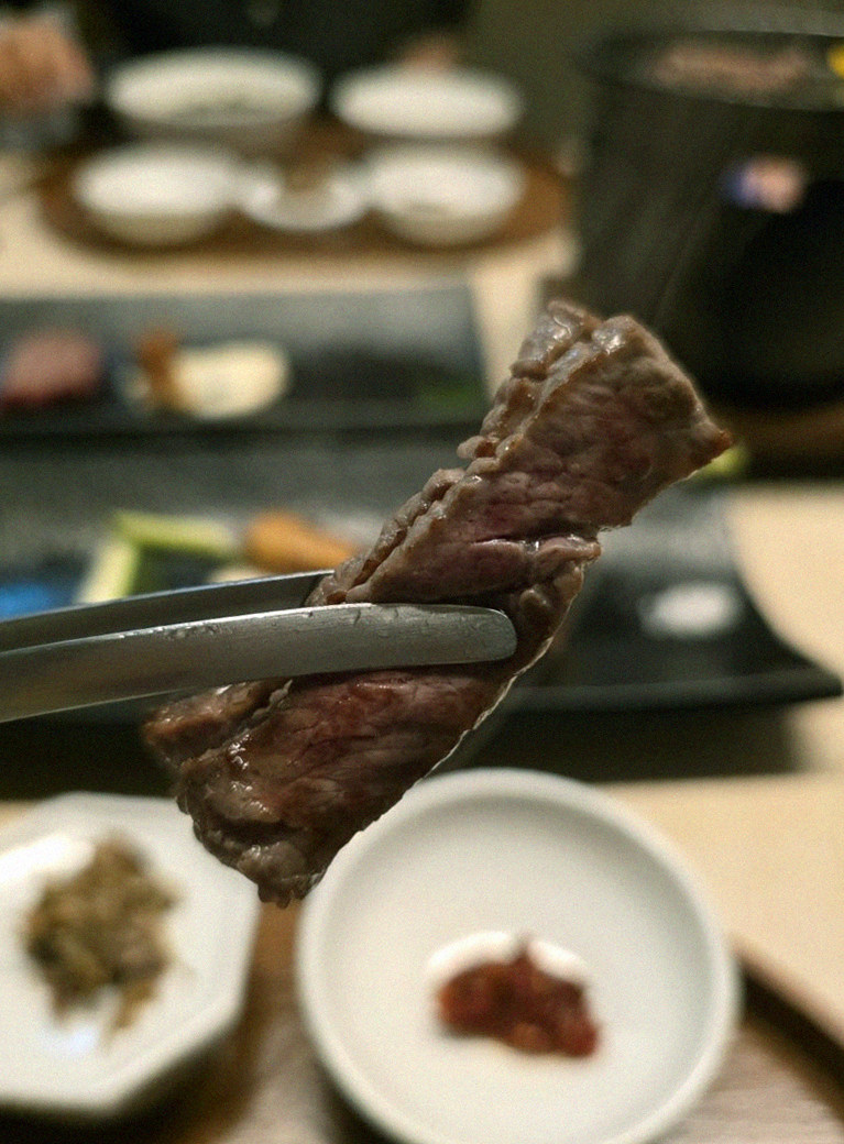우아라 여의도점 · 더현대서울 맛집 · 마블링이 살아있는 프리미엄 한우 쇼잉