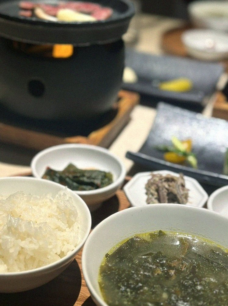 우아라 여의도점 · 더현대서울 맛집 · 정갈하게 차려진 반찬과 곁들임 찬