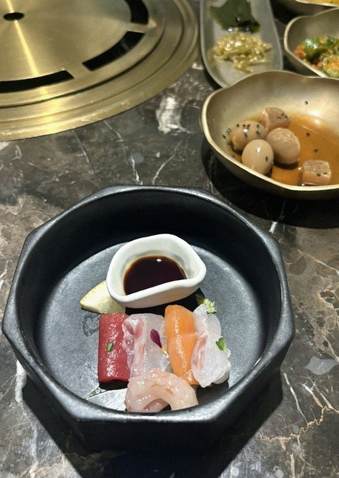 DAEBOJUNG Yeouido · the signature Hanwoo showing — marbled beef cuts and caviar presented in a display chest