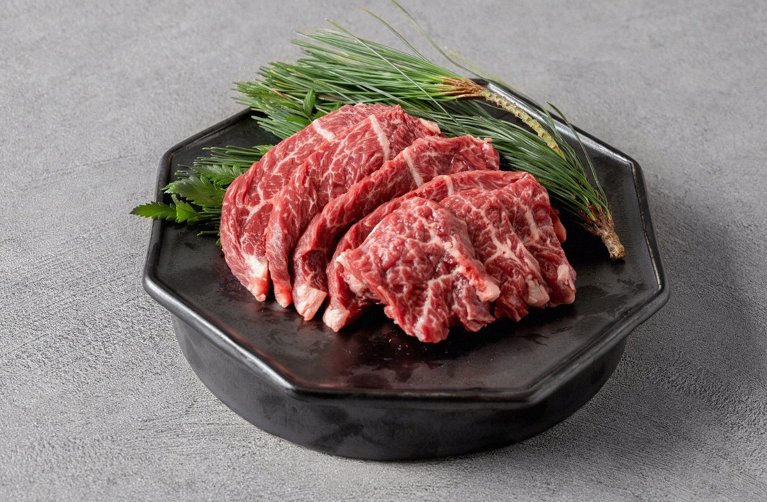 DAEBOJUNG Yeouido · premium marbled Hanwoo beef presented before grilling