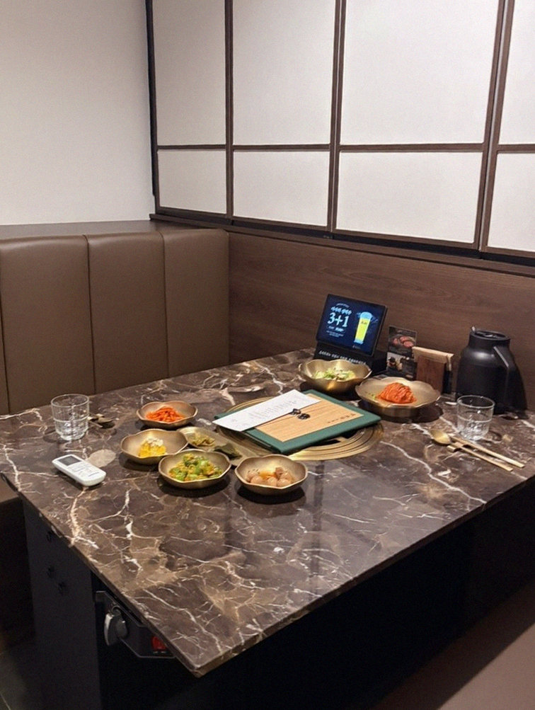 DAEBOJUNG Yeouido · seafood course served alongside the beef