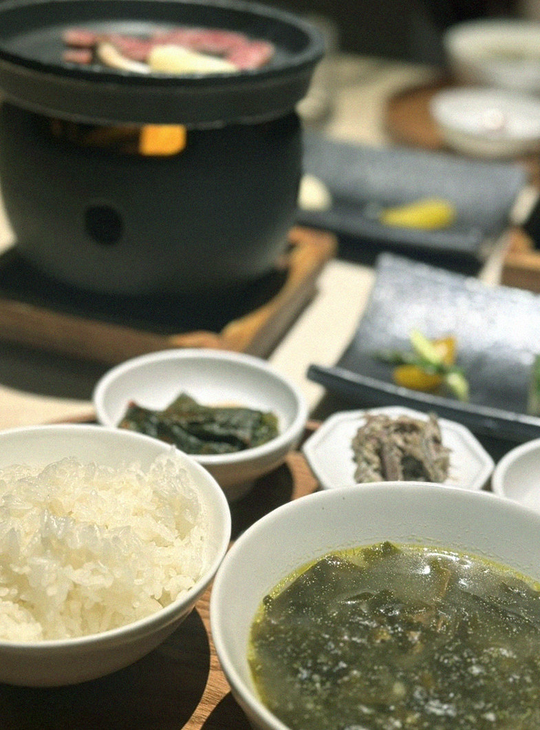 WOOARA Yeouido · assorted Korean side dishes (banchan)