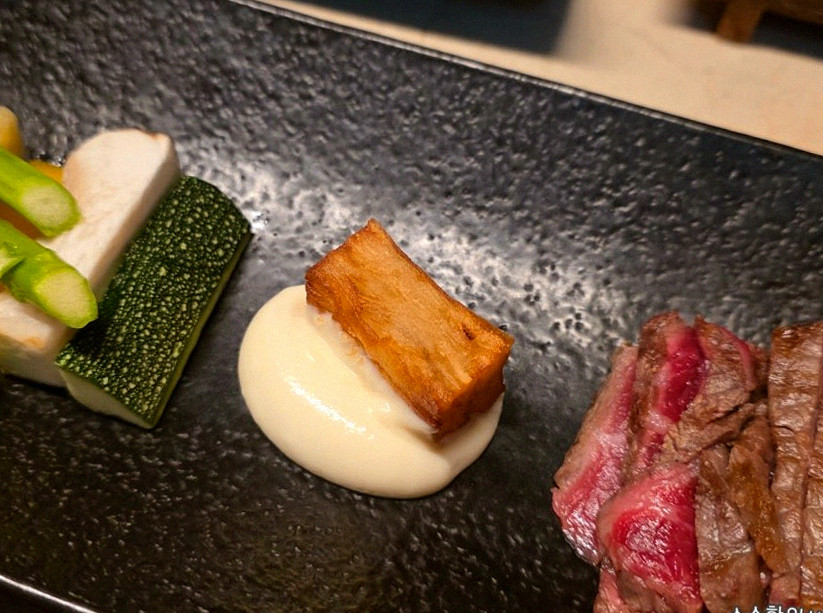 WOOARA Yeouido · a plated course of Hanwoo beef