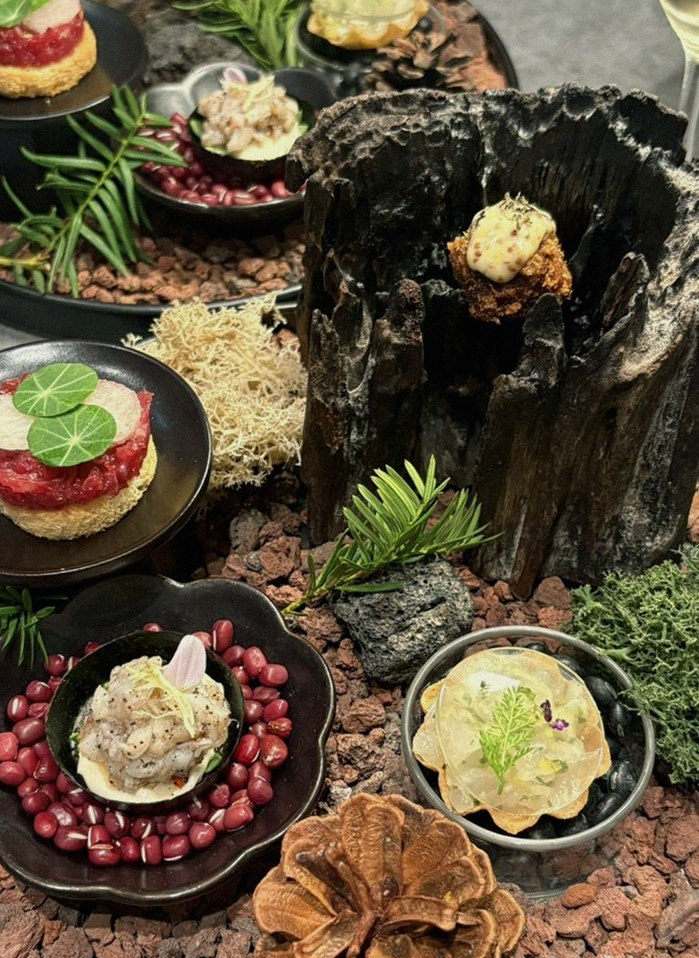 WOOHANA Jonggak · the signature Hanwoo showing — marbled beef cuts and caviar presented in a display chest