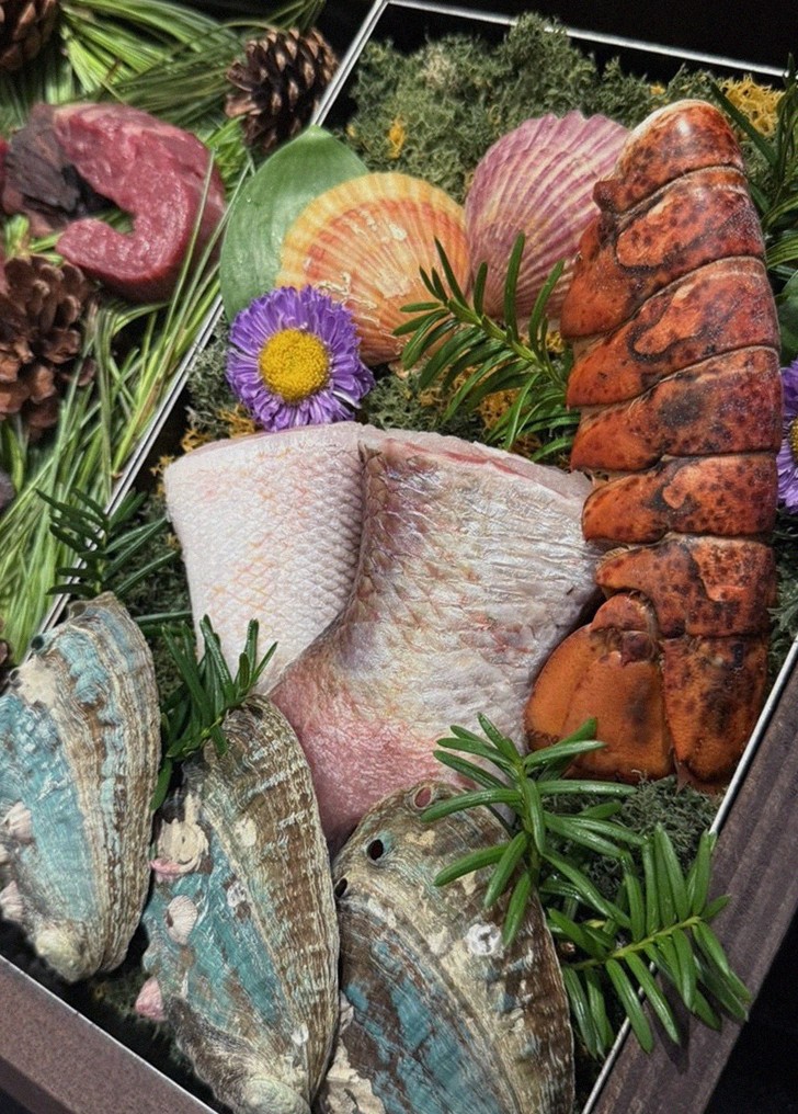 WOOHANA Jonggak · the signature Hanwoo showing — marbled beef cuts and caviar presented in a display chest