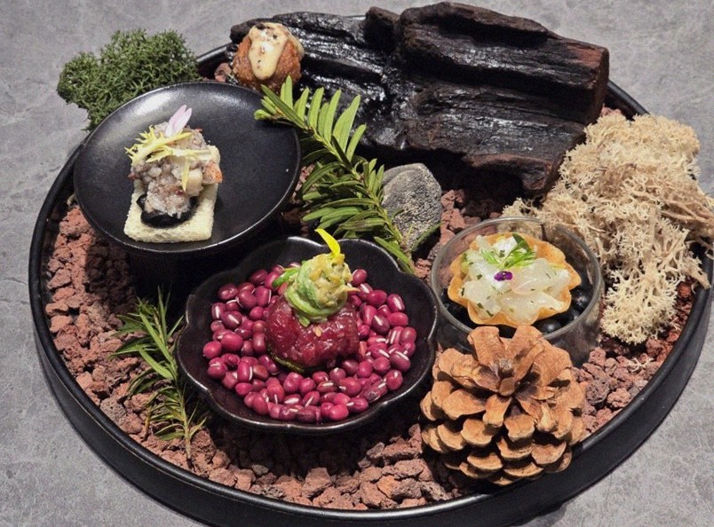 WOOHANA Jonggak · the signature Hanwoo showing — marbled beef cuts and caviar presented in a display chest