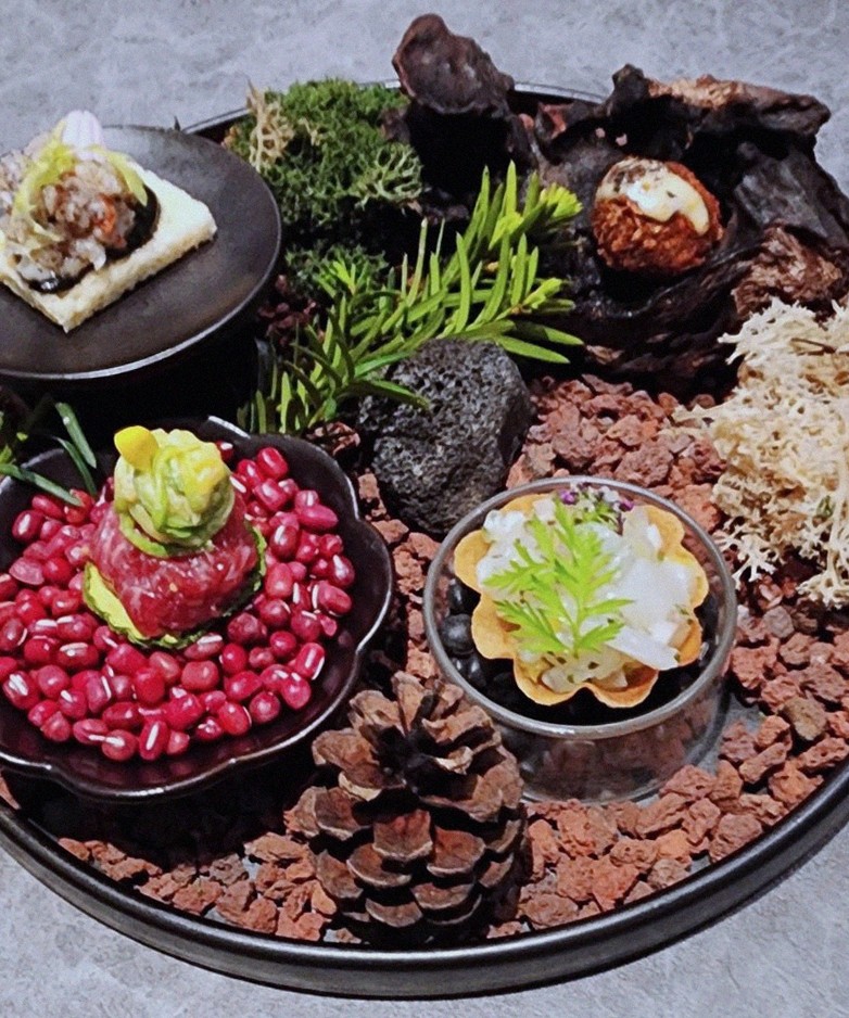 WOOHANA Jonggak · the signature Hanwoo showing — marbled beef cuts and caviar presented in a display chest