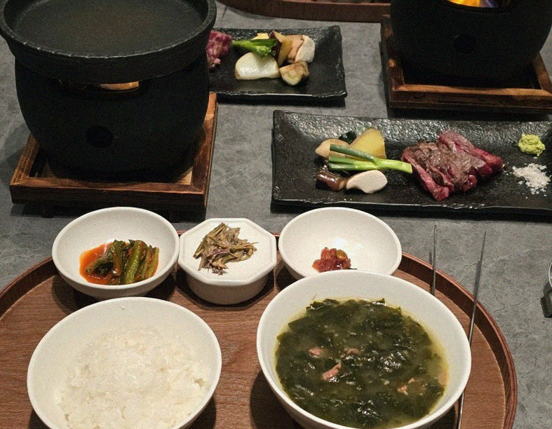 WOOHANA Jonggak · assorted Korean side dishes (banchan)