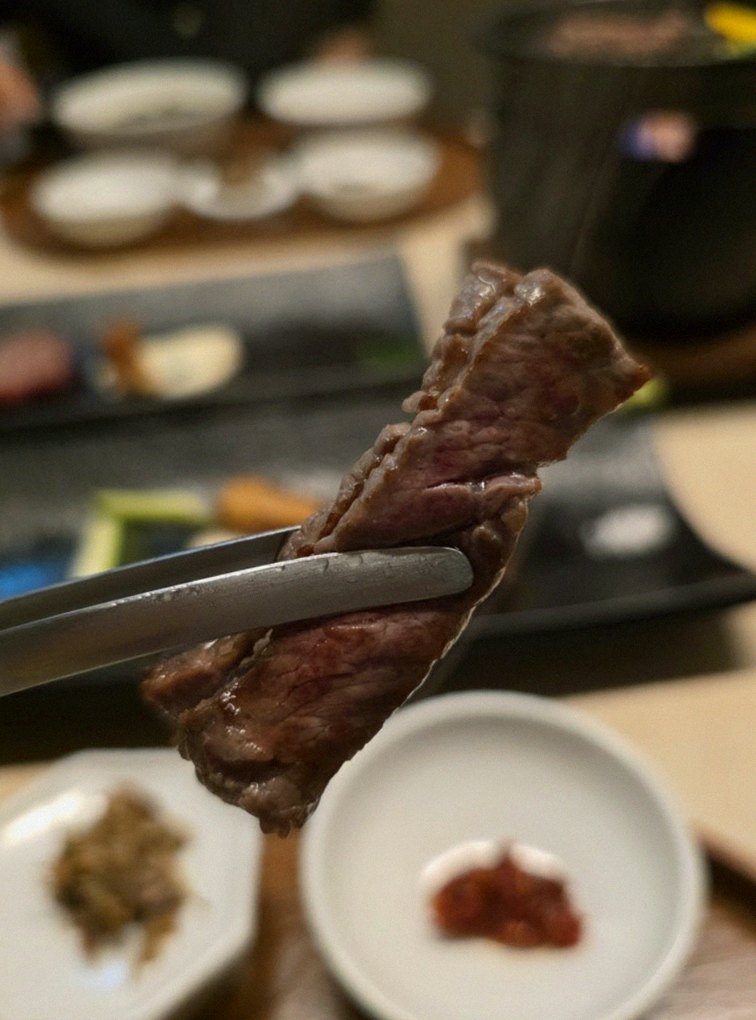 WOOARA Gwanghwamun · premium marbled Hanwoo beef presented before grilling