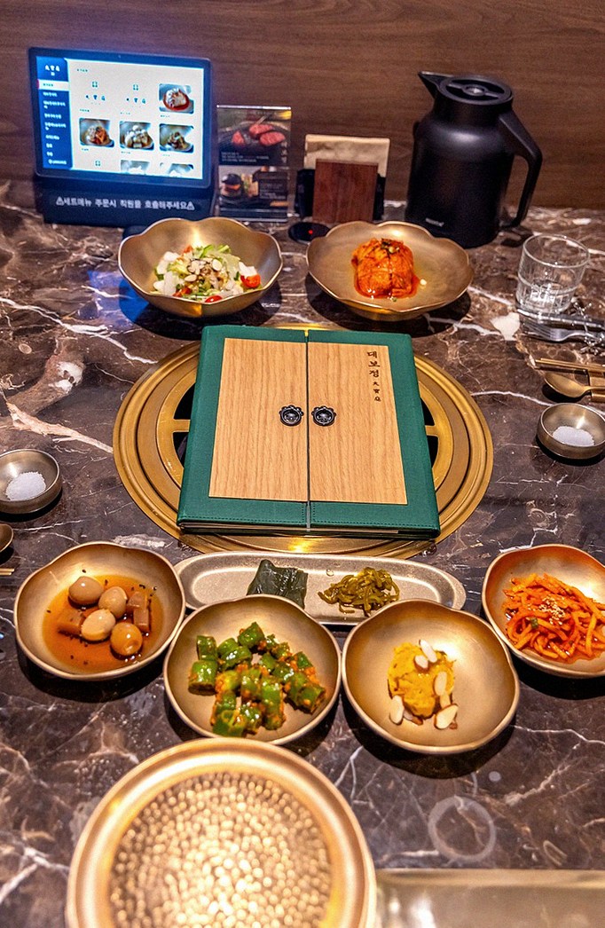 DAEBOJUNG City Hall · the full Hanwoo omakase table