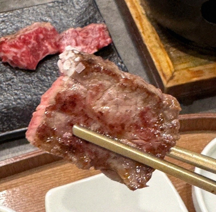 고우가 광화문점 · 마블링이 살아있는 프리미엄 한우 쇼잉