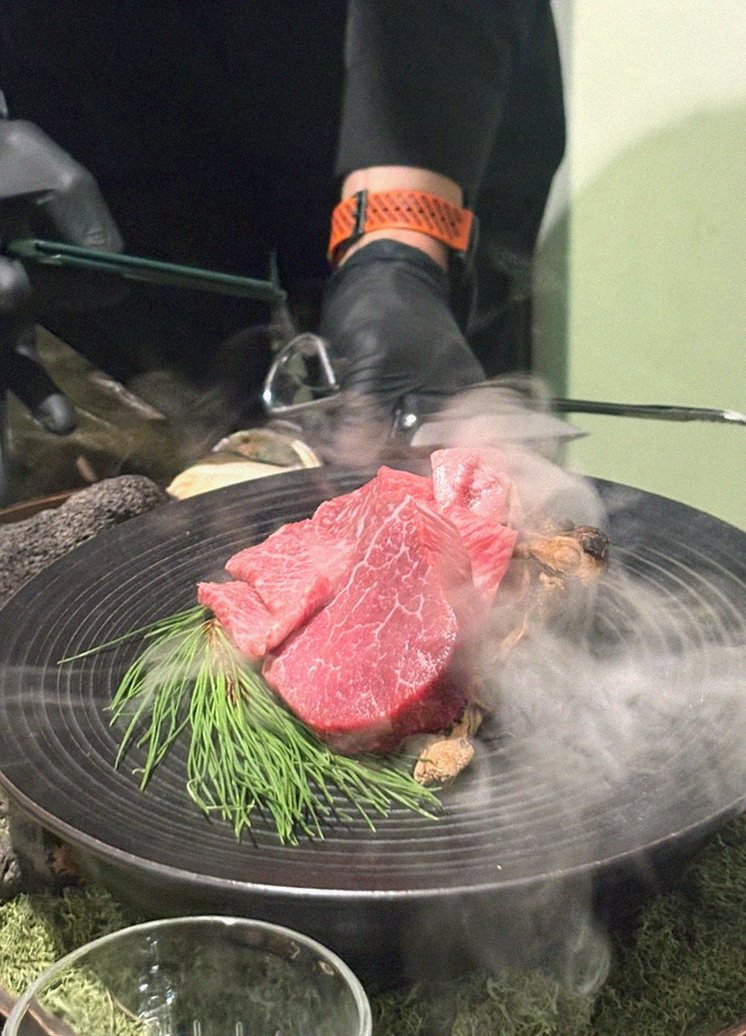 DAEBOJUNG Yeouido · the signature Hanwoo showing — marbled beef cuts and caviar presented in a display chest