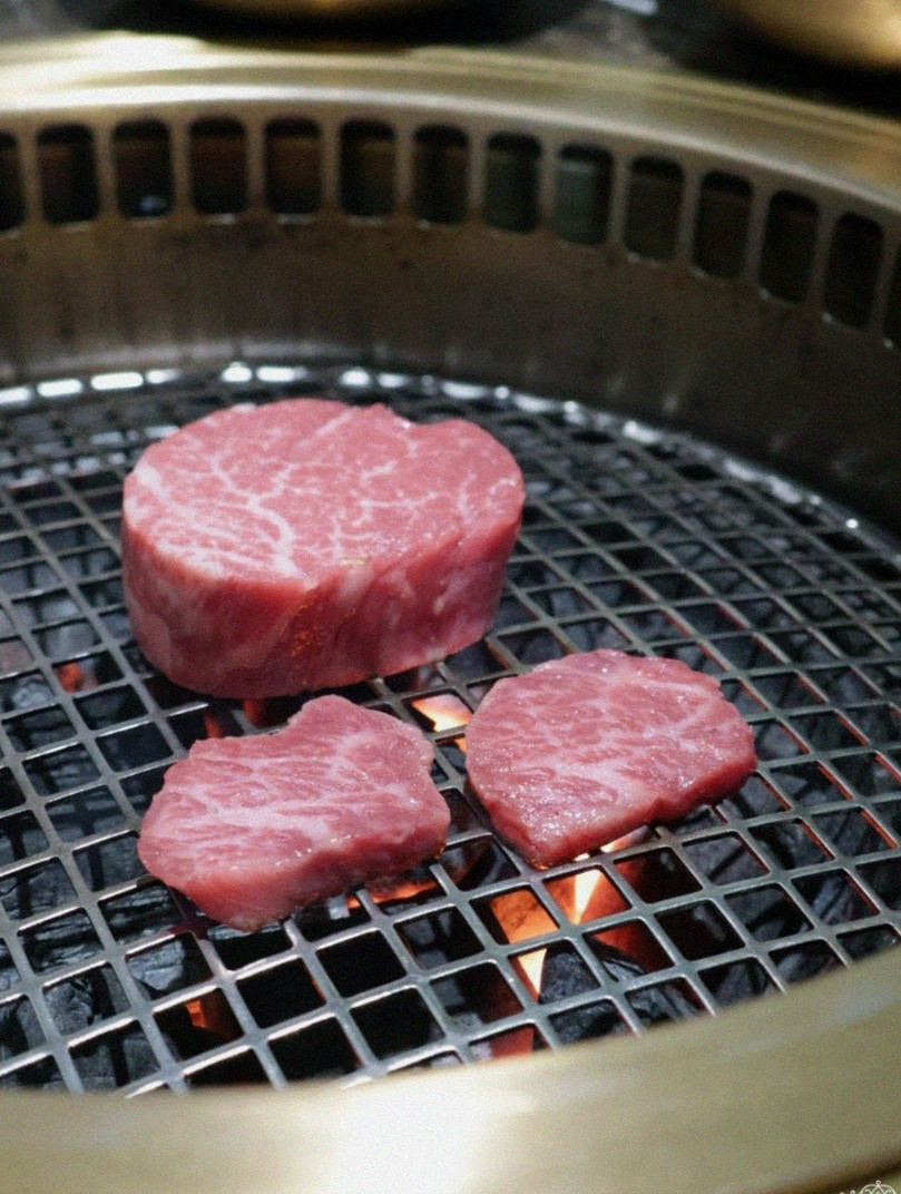 DAEBOJUNG Yeouido · Hanwoo beef grilling over binchotan charcoal