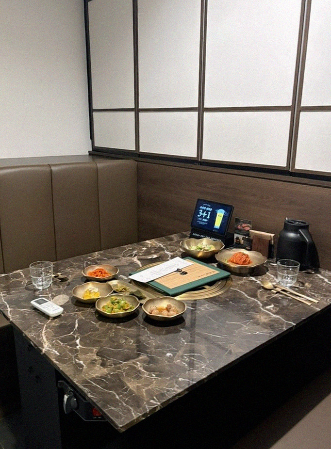DAEBOJUNG Yeouido · seafood course served alongside the beef