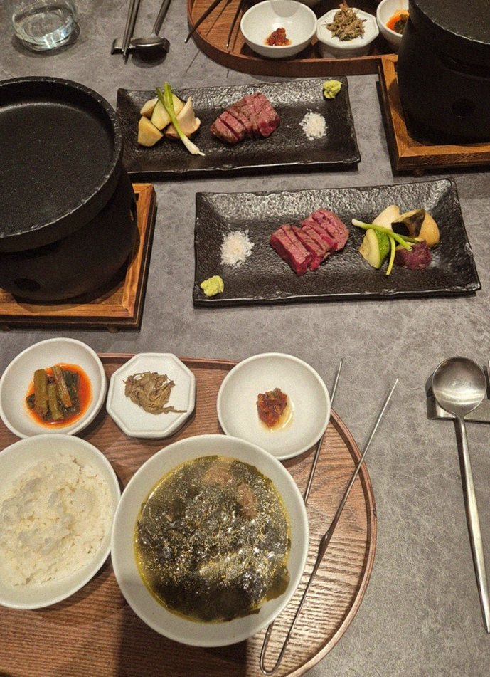 WOOHANA Yeouido · the signature Hanwoo showing — marbled beef cuts and caviar presented in a display chest