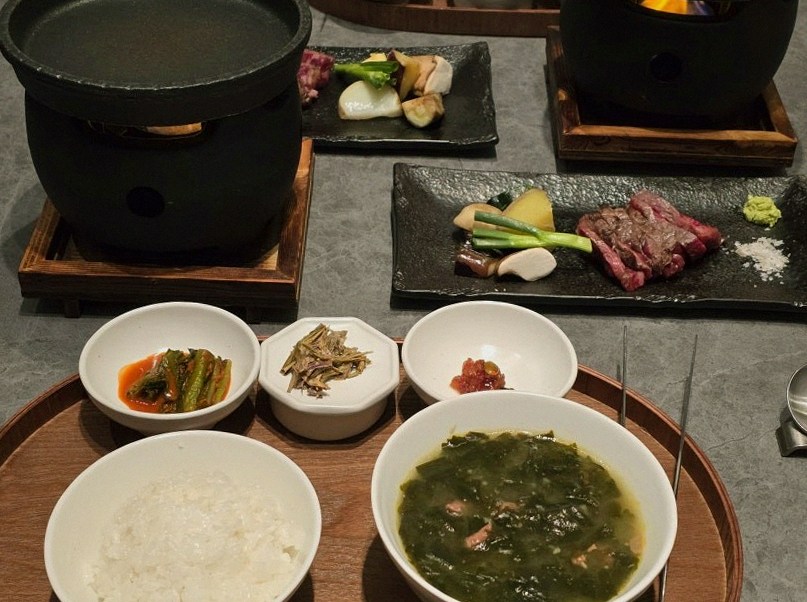 WOOHANA Yeouido · assorted Korean side dishes (banchan)