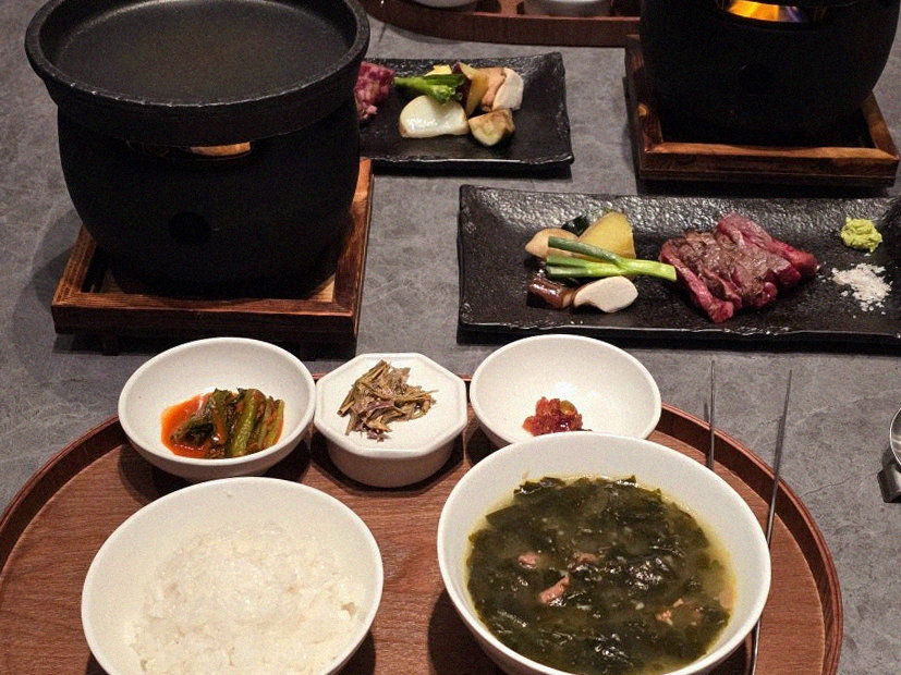 우하나 종각역점 · 정갈하게 차려진 반찬과 곁들임 찬