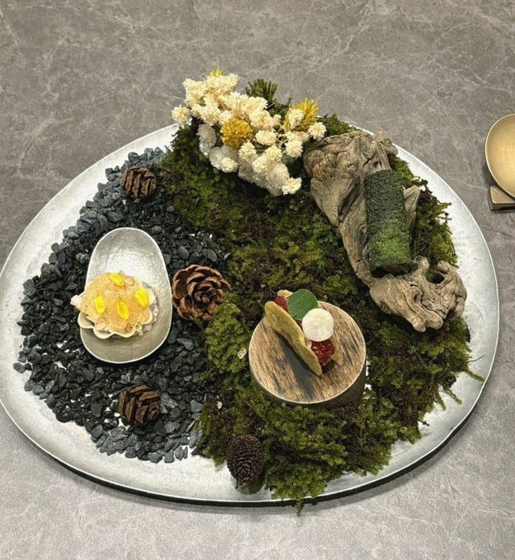 GOWOOGA Gwanghwamun · seafood course served alongside the beef