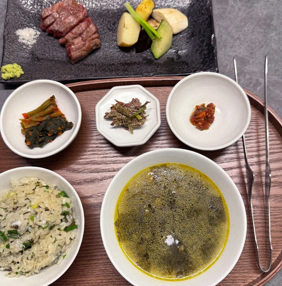 우하나 종각역점 · 서울 한우오마카세 · 정갈하게 차려진 반찬과 곁들임 찬