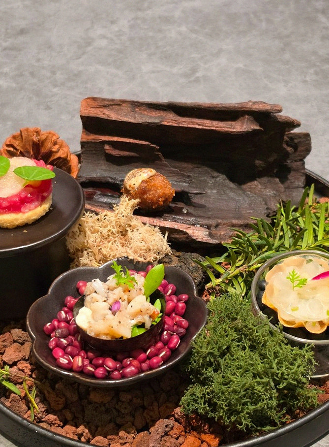 WOOHANA Jonggak · the signature Hanwoo showing — marbled beef cuts and caviar presented in a display chest