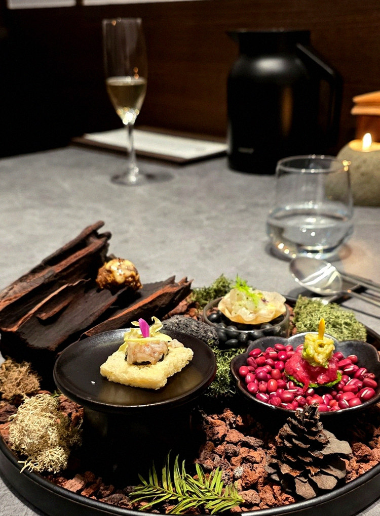 WOOHANA Jonggak · the signature Hanwoo showing — marbled beef cuts and caviar presented in a display chest