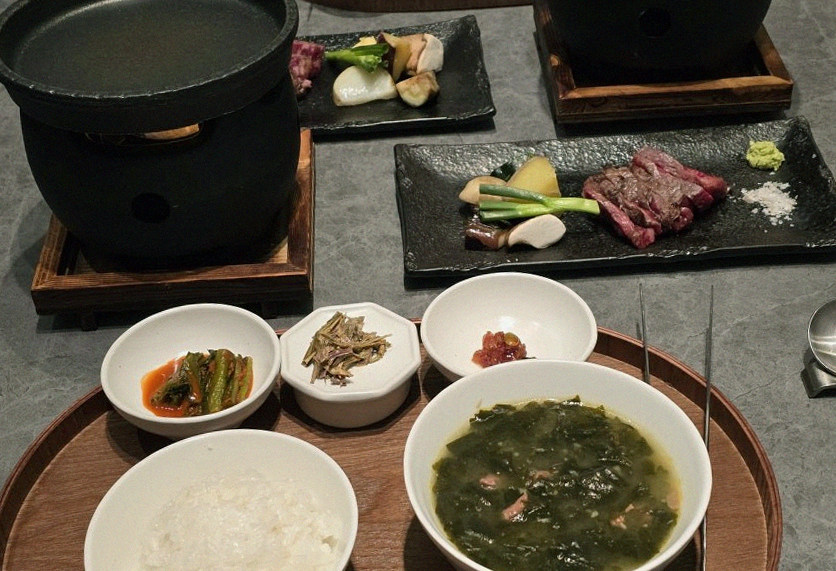 WOOHANA Jonggak · assorted Korean side dishes (banchan)