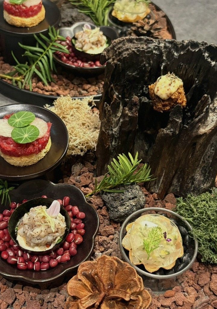 WOOHANA Jonggak · the signature Hanwoo showing — marbled beef cuts and caviar presented in a display chest
