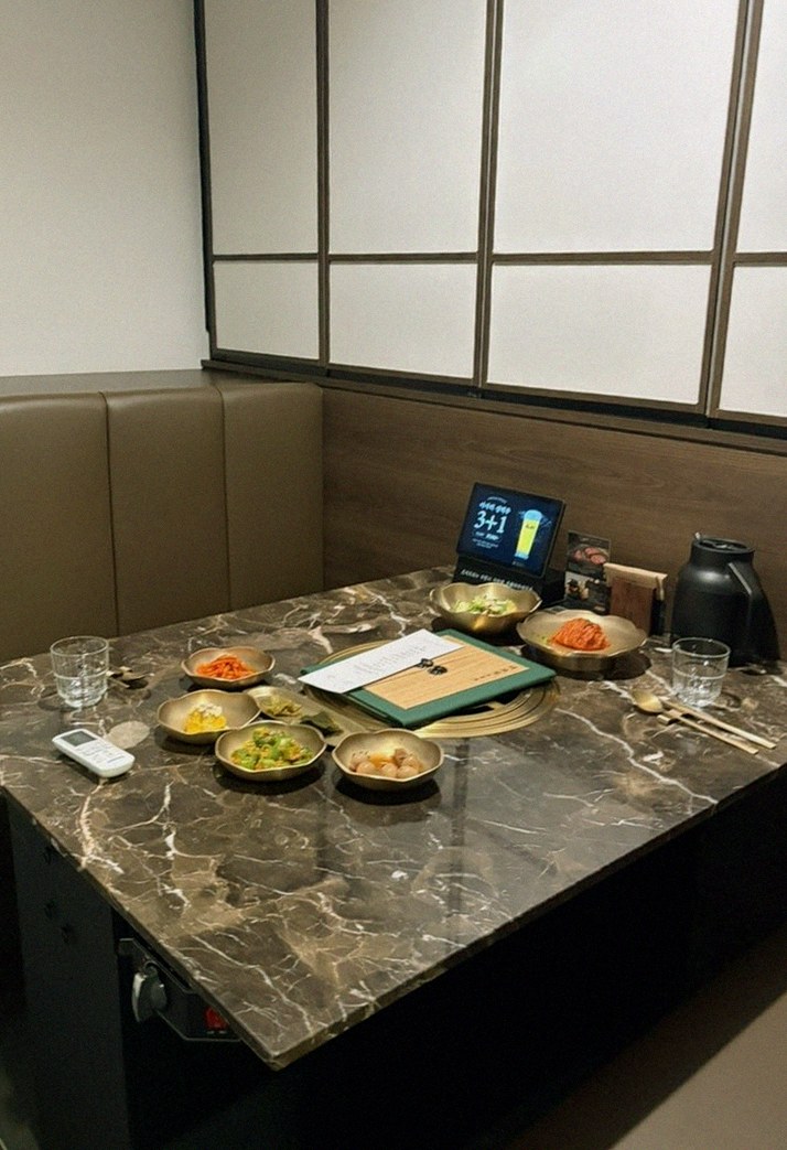 DAEBOJUNG Yeouido · seafood course served alongside the beef