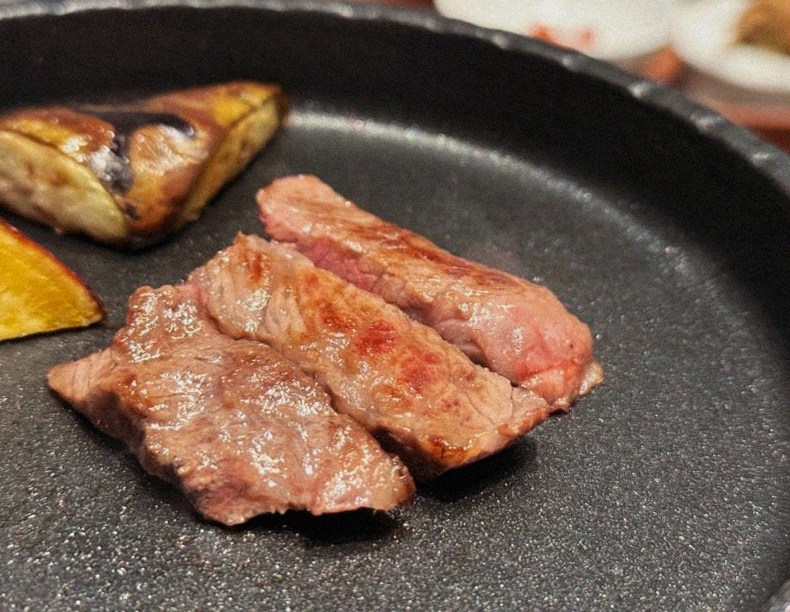 우하나 여의도점 · 더현대서울 근처 맛집 · 비장탄 그릴 위에서 익어가는 한우