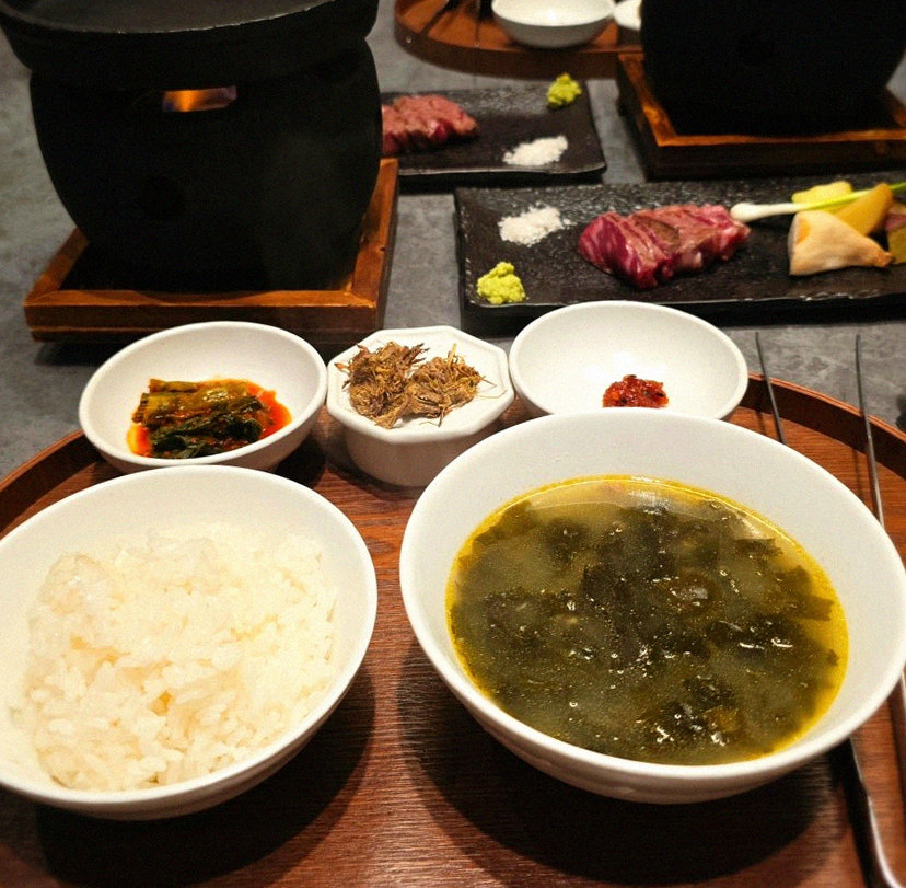 우하나 여의도점 · 더현대서울 근처 맛집 · 정갈하게 차려진 반찬과 곁들임 찬