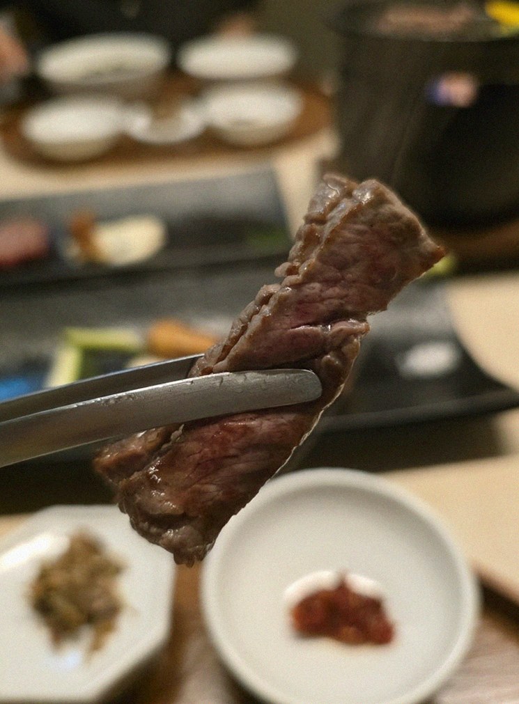 우아라 여의도점 · 여의도 IFC 맛집 · 마블링이 살아있는 프리미엄 한우 쇼잉