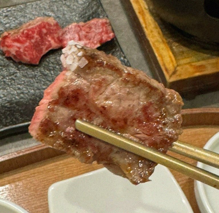 GOWOOGA Gwanghwamun · premium marbled Hanwoo beef presented before grilling