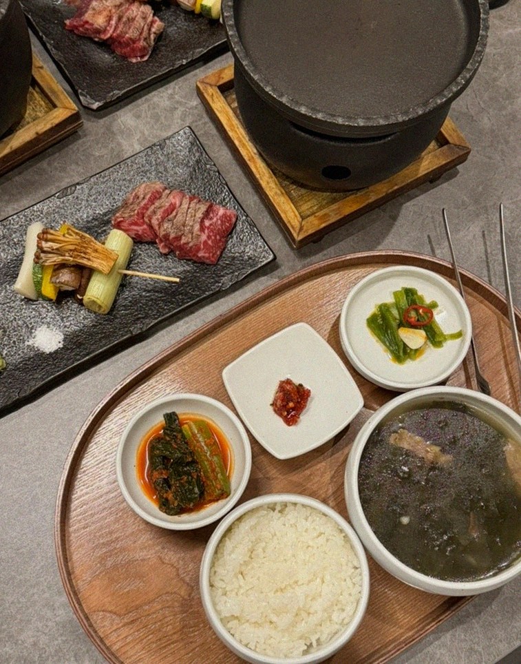 GOWOOGA Gwanghwamun · assorted Korean side dishes (banchan)