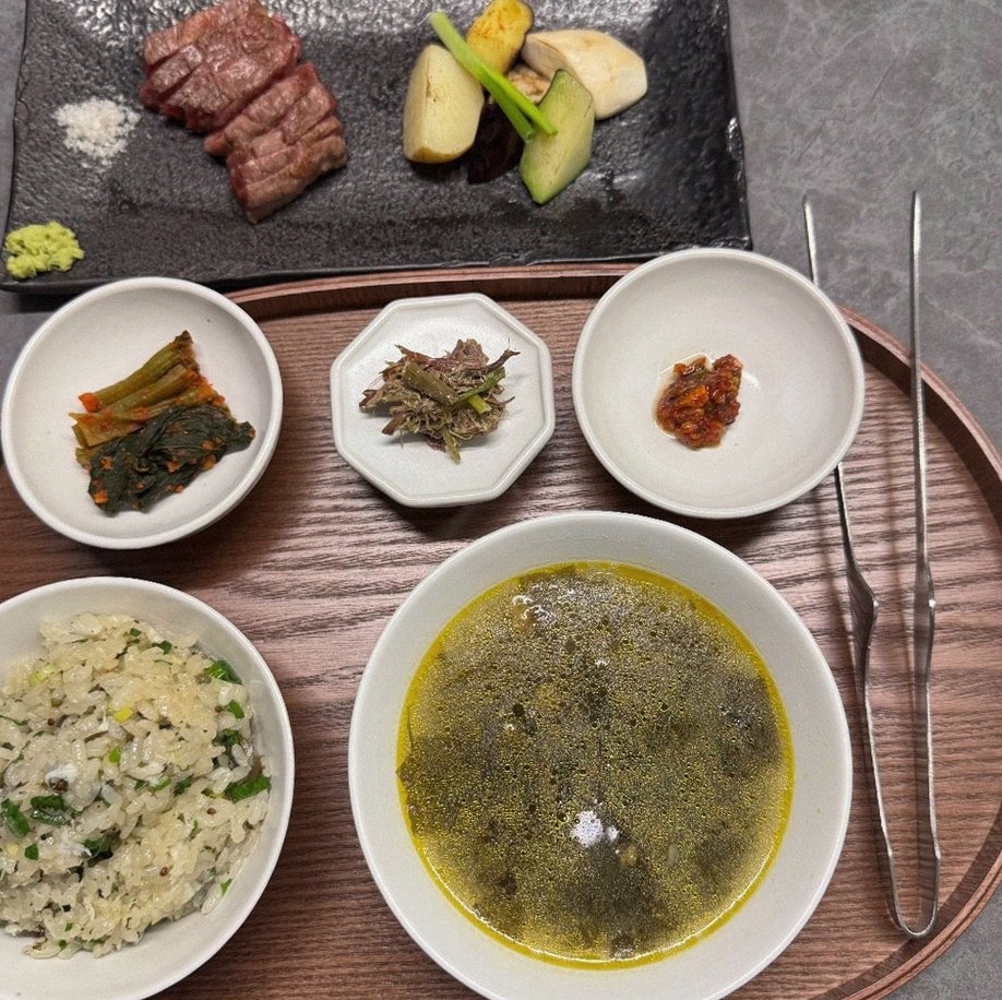 우하나 여의도점 · 여의도 소고기맛집 · 정갈하게 차려진 반찬과 곁들임 찬