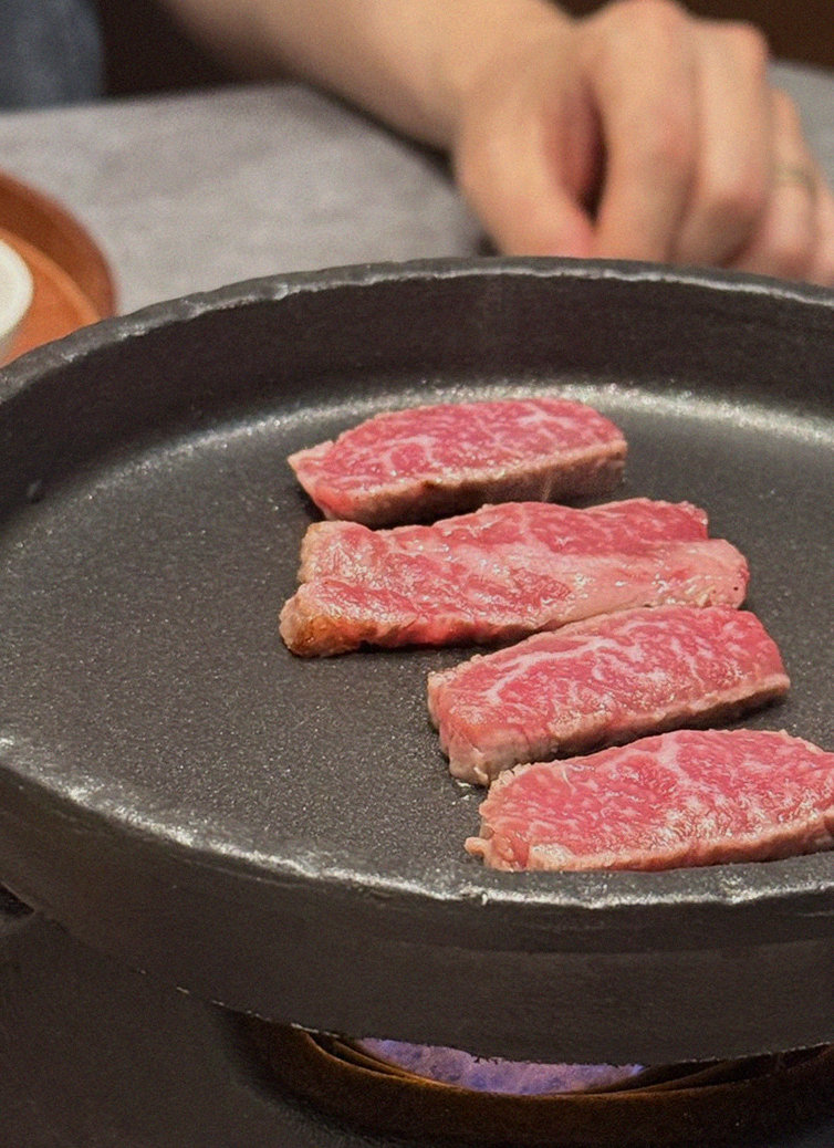 GOWOOGA Gangnam·Yeoksam · Hanwoo beef grilling over binchotan charcoal