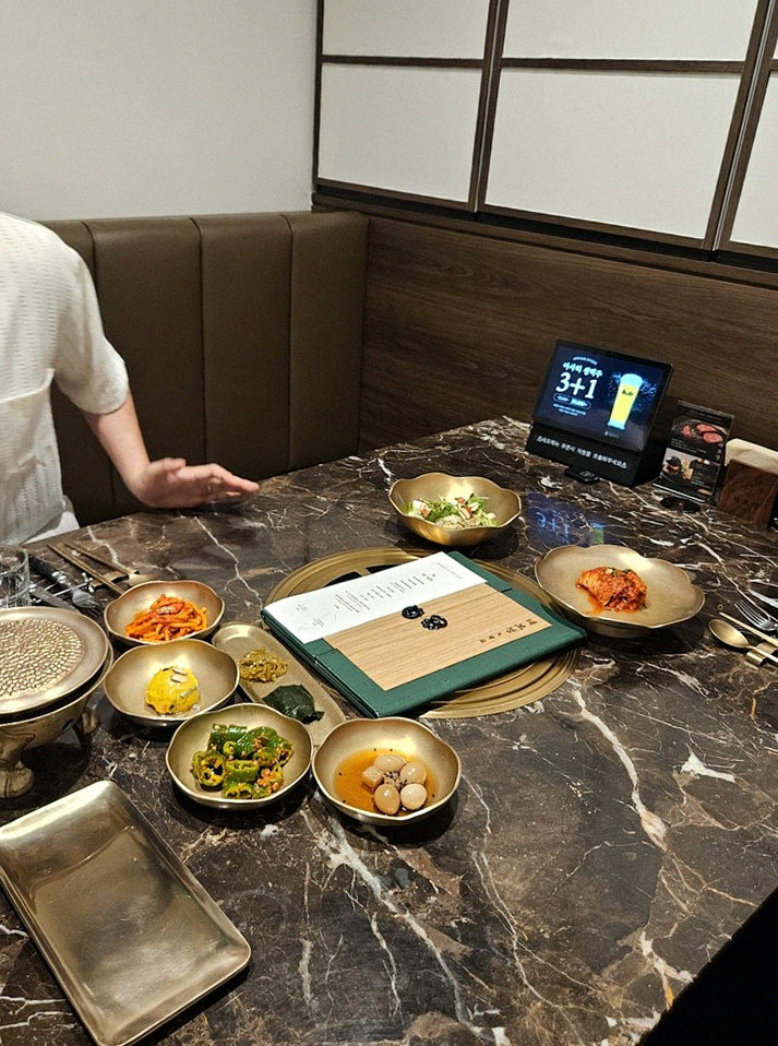 DAEBOJUNG City Hall · the full Hanwoo omakase table